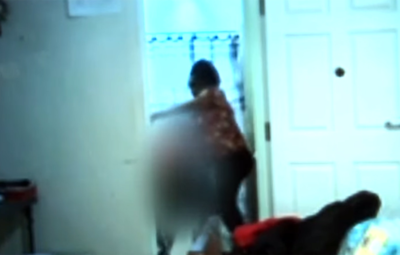 Εξοργιστικό βίντεο με την κακοποίηση 93χρονης σε οίκο ευγηρίας – Τη χτυπούν με βρόμικη πάνα και την πιάνουν από τον λαιμό