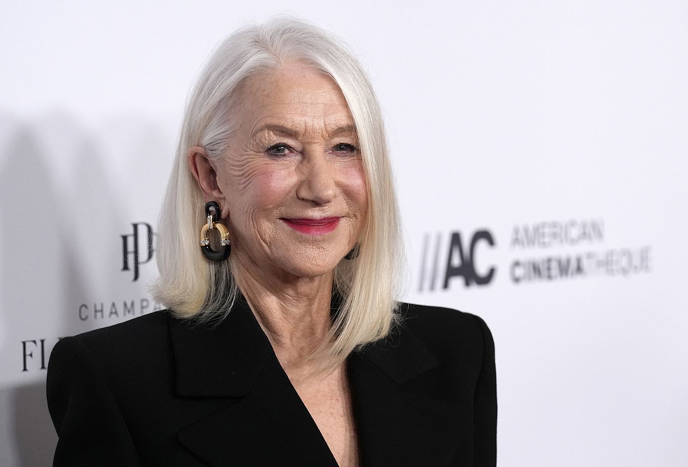 Η Helen Mirren δείχνει το χρώμα του κραγιόν που κολακεύει (και) τις γυναίκες άνω των 60