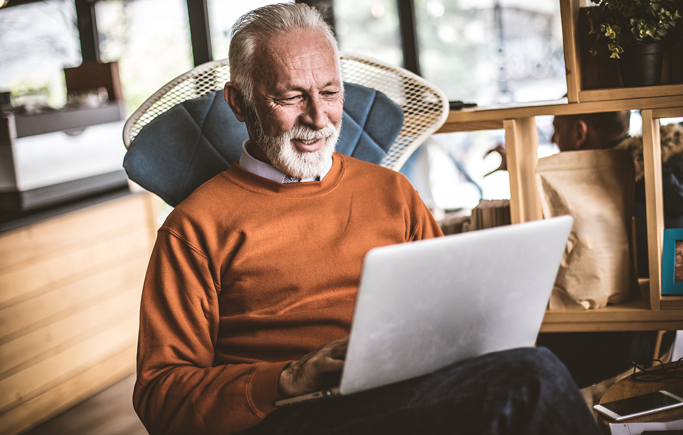 Ηλικιωμένος με λάπτοπ Ηλικιωμένος με λάπτοπ