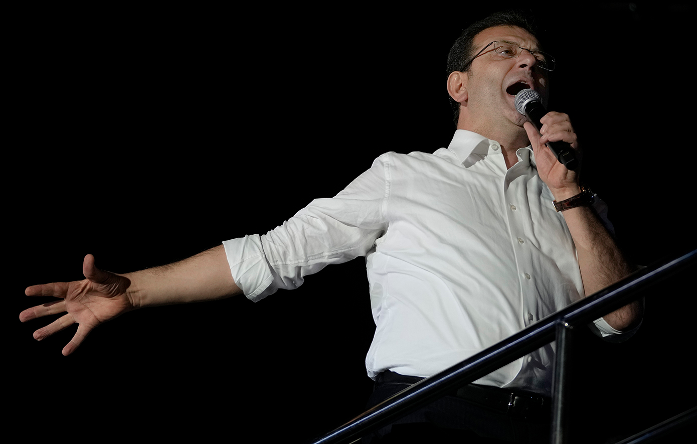 «Θα νικήσει και από τη φυλακή, είναι σύμβολο αξιοπρέπειας» – Μήνυμα από τη σύζυγο του Εκρέμ Ιμάμογλου, ενώ οι συγκεντρώσεις συνεχίζονται
