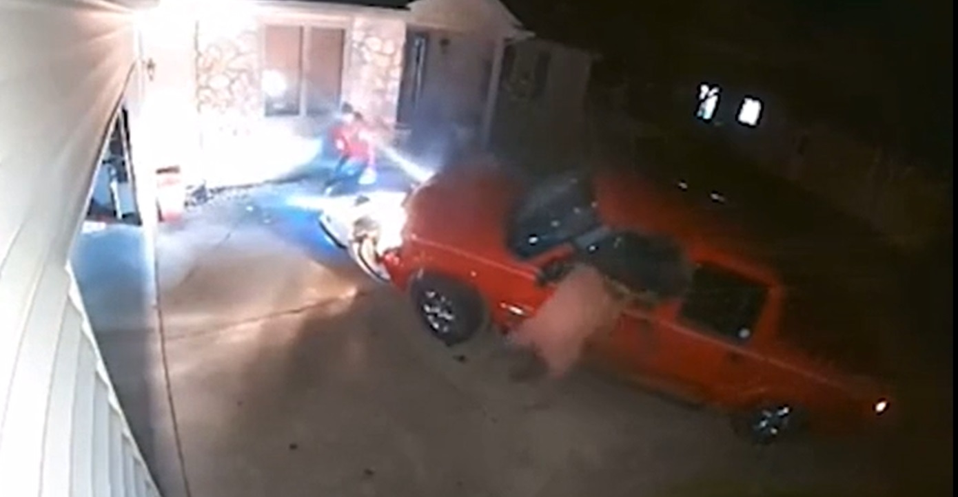 Τρομακτικό βίντεο: Φορτηγό πέφτει με ταχύτητα πάνω σε άντρα κι εκείνος απάντησε με πυροβολισμούς