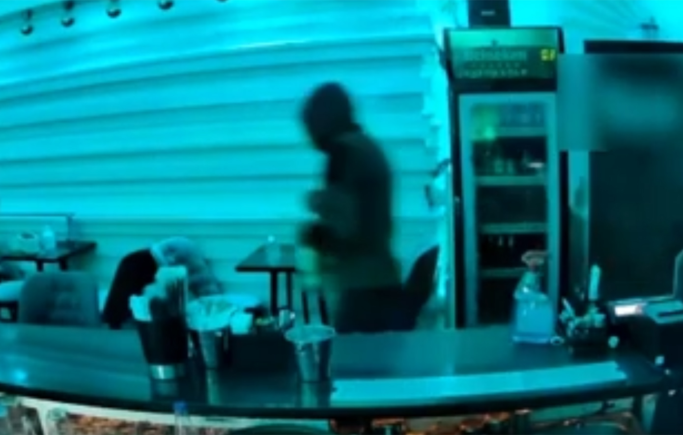 Βίντεο από διάρρηξη σε καφέ-μπαρ στη Θεσσαλονίκη – Όλα έγιναν μέσα σε ένα λεπτό και 15 δευτερόλεπτα