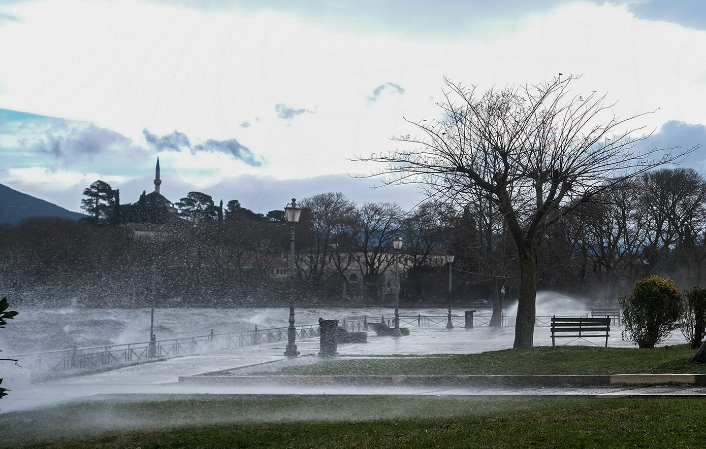 Καιρός: Σαββατοκύριακο με καταιγίδες, ισχυρούς νοτιάδες και αφρικανική σκόνη