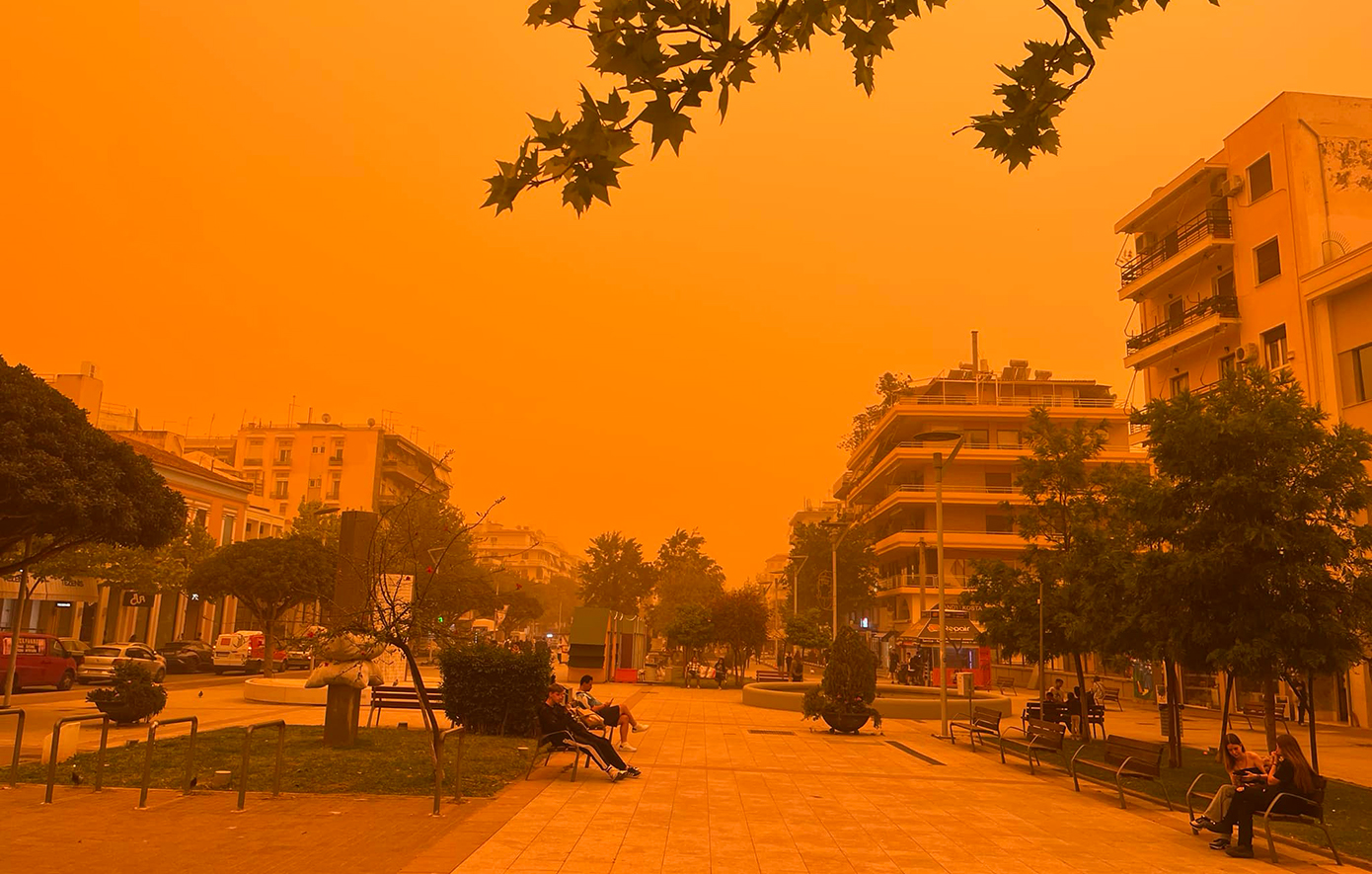 Απόκοσμες εικόνες στην Καλαμάτα: Αποπνικτική η ατμόσφαιρα από την αφρικανική σκόνη