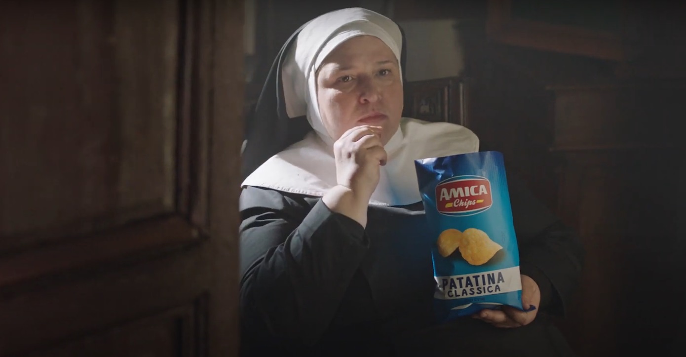 Σάλος στην Ιταλία με διαφήμιση που δείχνει καλόγριες να τρώνε πατατάκια – Τις κατηγορούν για βλασφημία