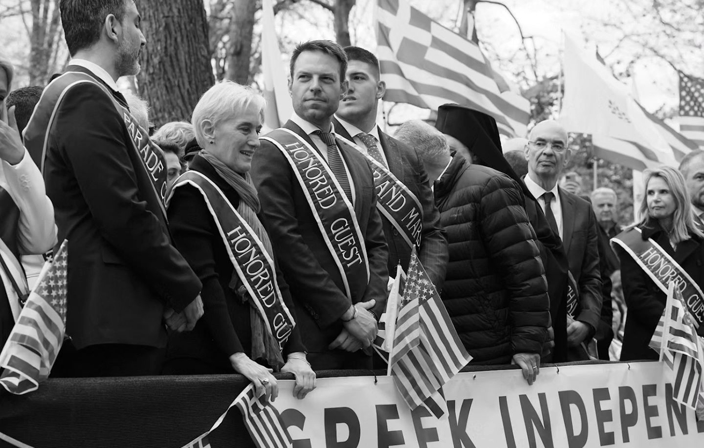 Ο Κασσελάκης, από την παρέλαση για την 25η Μαρτίου στη Νέα Υόρκη, λέει ευχαριστώ για τη συμμετοχή στις προκριματικές του ΣΥΡΙΖΑ