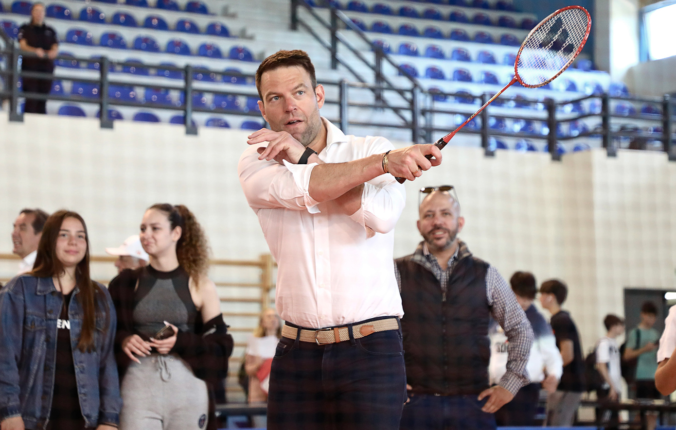 Ο Κασσελάκης έπαιξε μπάντμιντον και πινγκ πονγκ σε πανελλήνιο σχολικό πρωτάθλημα