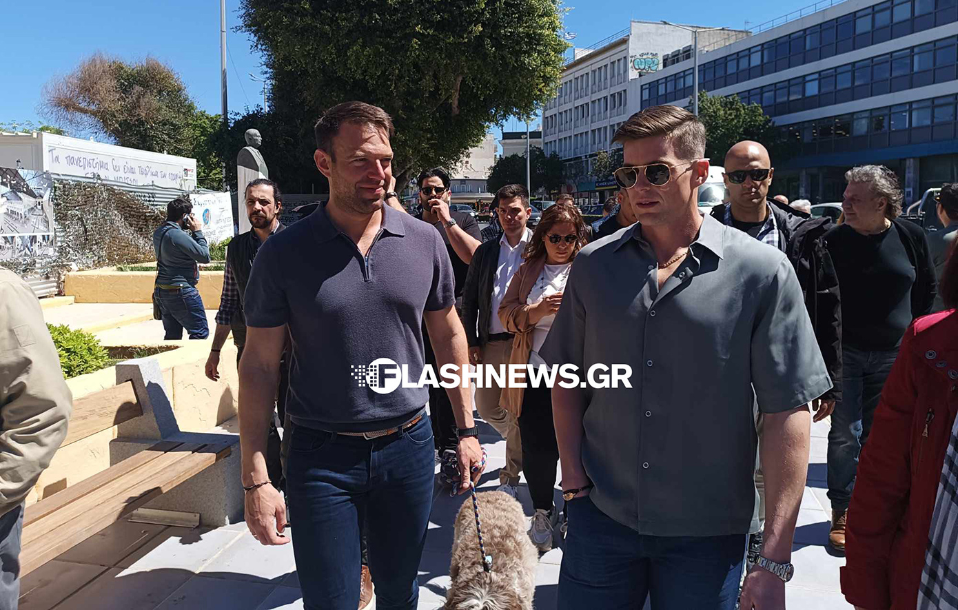 Μαζί με τον Τάιλερ και τη σκυλίτσα τους στα Χανιά ο Στέφανος Κασσελάκης – Θερμή υποδοχή από τον κόσμο