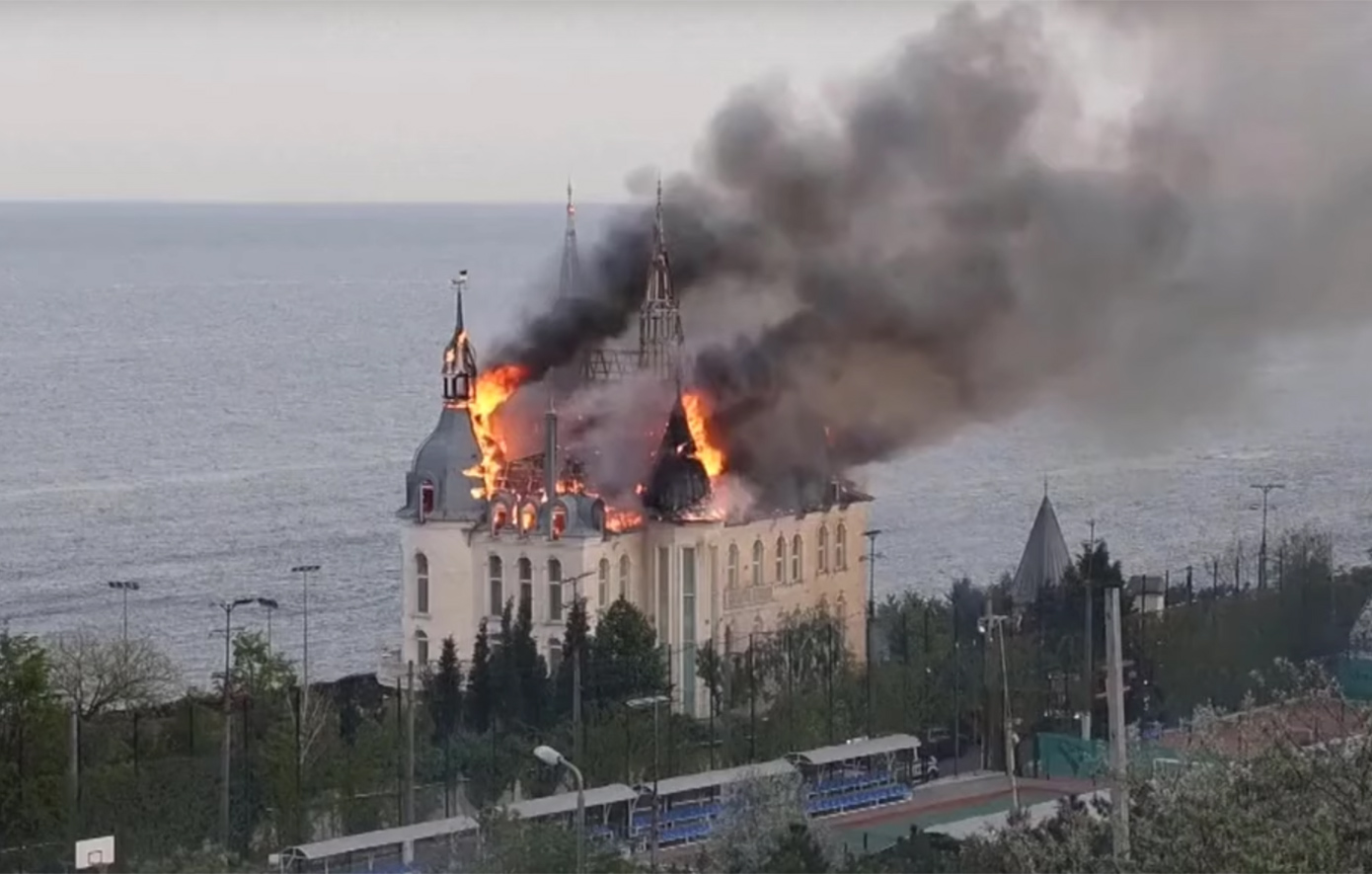 Παραδομένο στις φλόγες το εμβληματικό «κάστρο του Χάρι Πότερ» στην Οδησσό – Πέντε νεκροί