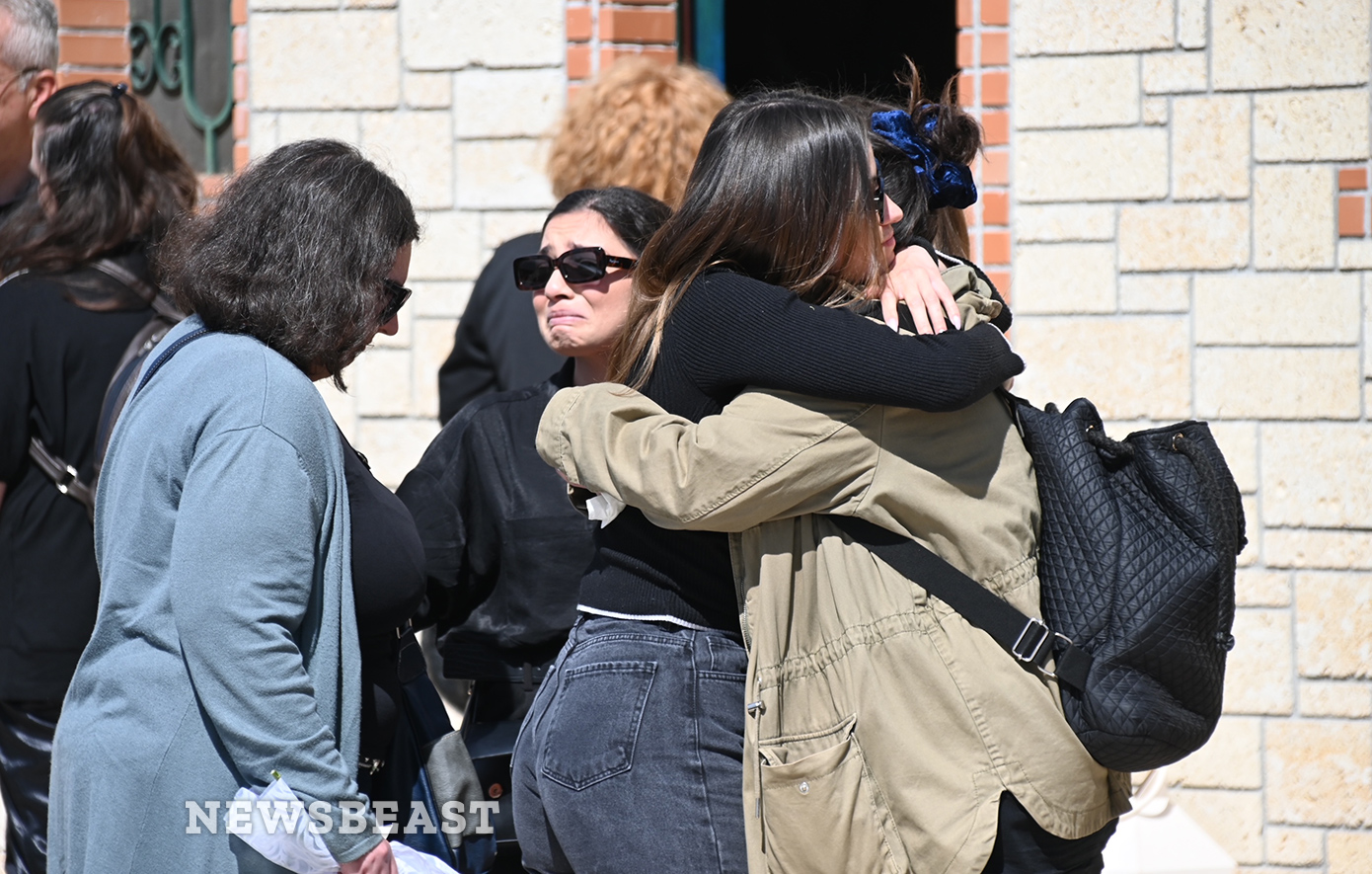 Με νυφικό και σε λευκό φέρετρο η 28χρονη Κυριακή Γρίβα &#8211; Θρήνος και οργή στην κηδεία της, δείτε φωτογραφίες