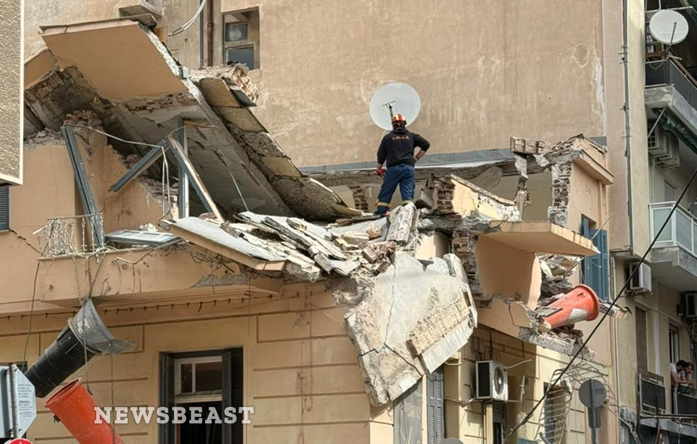 Ένας νεκρός από την κατάρρευση τμήματος κτιρίου στον Πειραιά &#8211; Φωτογραφίες από το σημείο της τραγωδίας