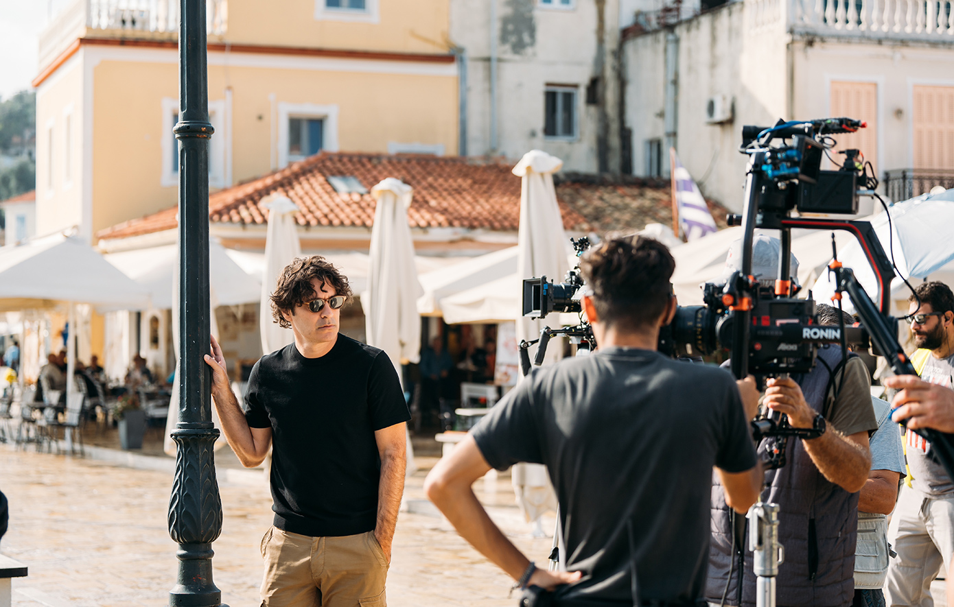 Backstage φωτογραφίες από τα γυρίσματα της δεύτερης σεζόν του «Maestro» του Χριστόφορου Παπακαλιάτη