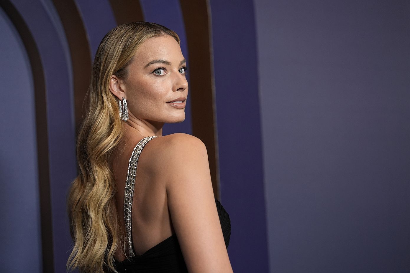 Η Margot Robbie είπε αντίο στα μακριά μαλλιά: Ιδού το νέο σοφιστικέ hair look που απέκτησε