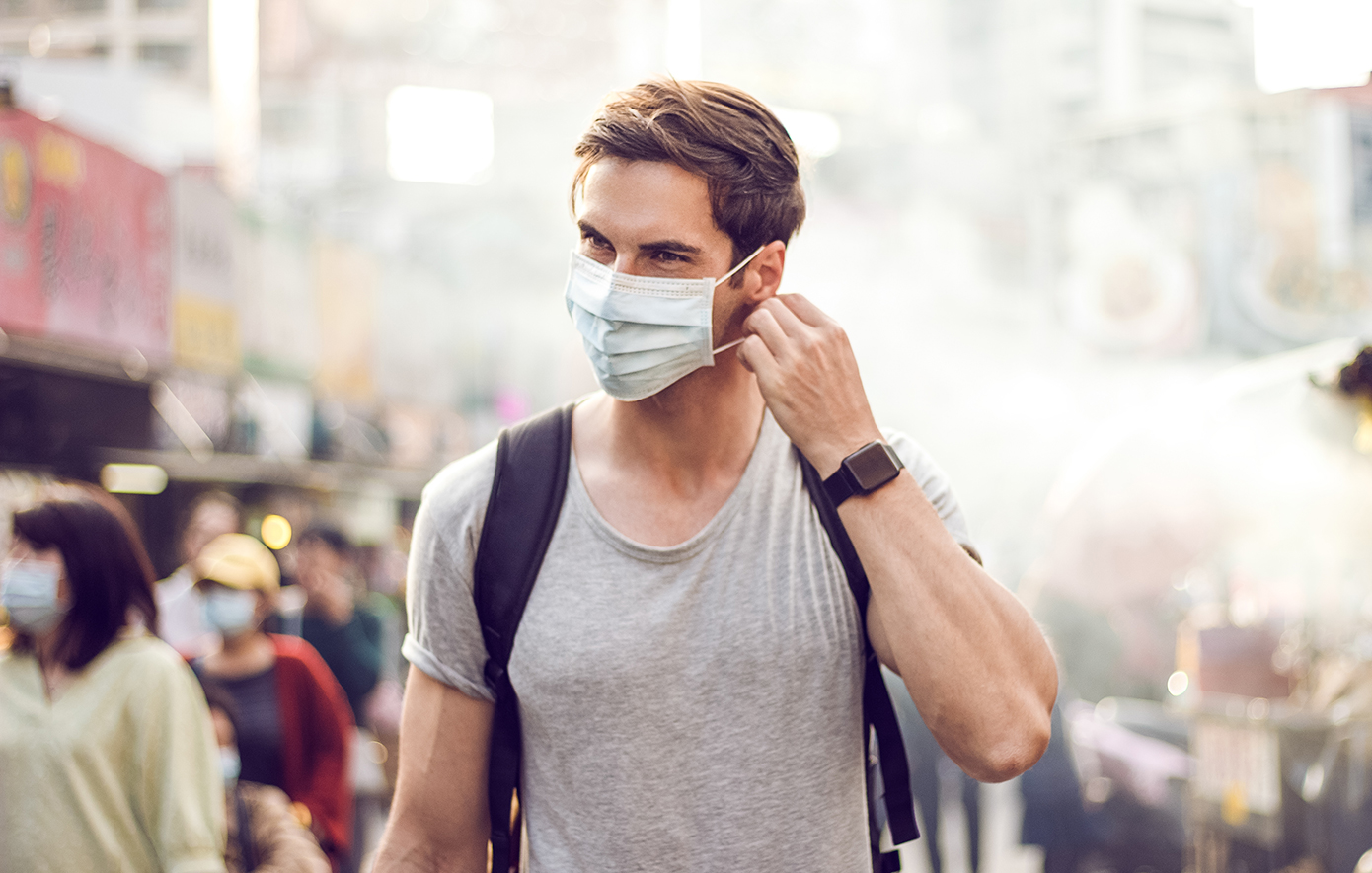 Άντρας φοράει μάσκα Άντρας φοράει μάσκα