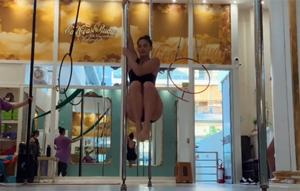 Η Χριστίνα Μπόμπα συνεχίζει τα μαθήματα pole dancing &#8211; Τα λικνίσματά της στον στύλο