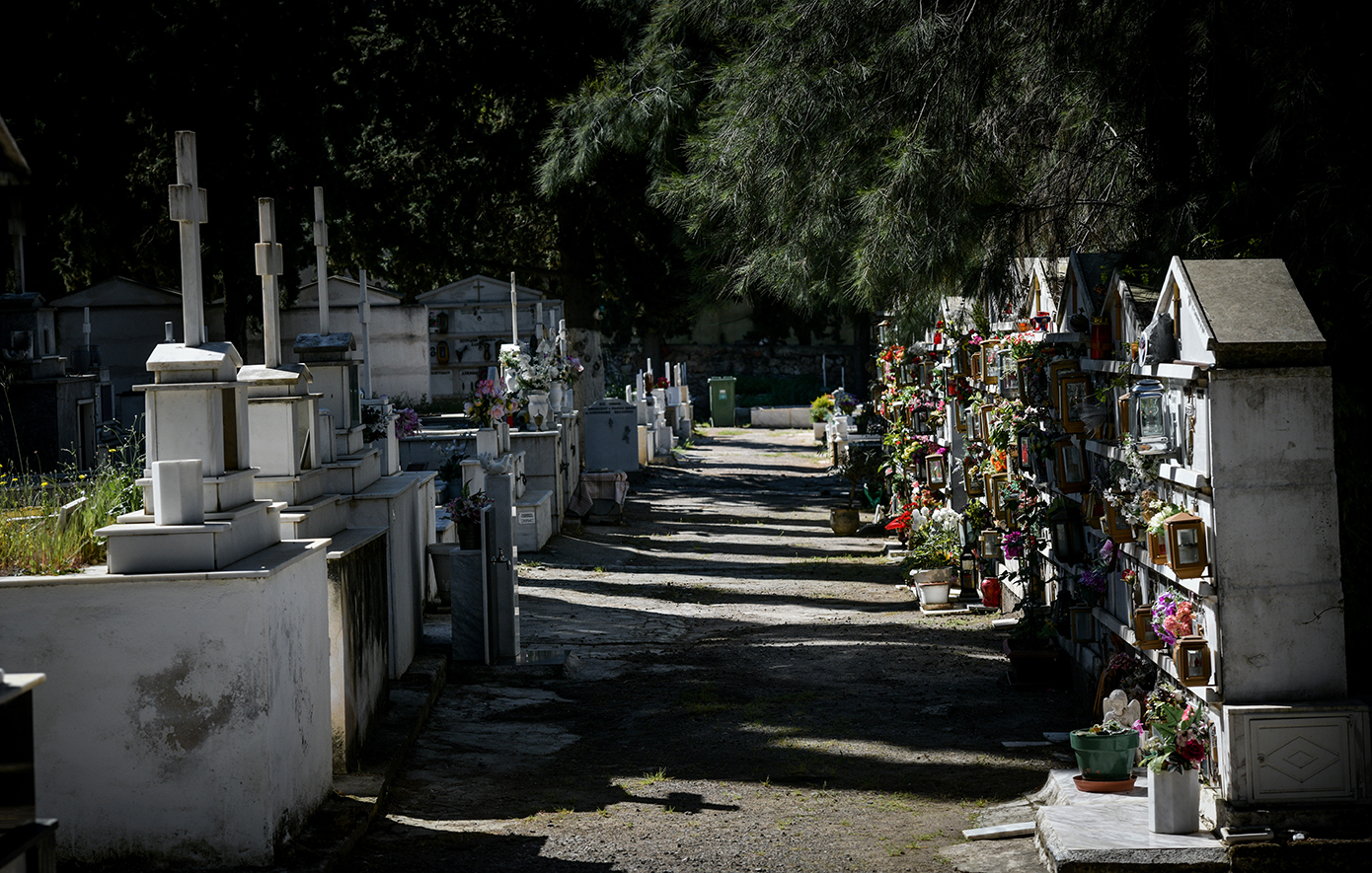 Άγνωστος προσπάθησε να ληστέψει 50χρονο άνδρα σε νεκροταφείο του Ζαγκλιβερίου και τον πυροβόλησε