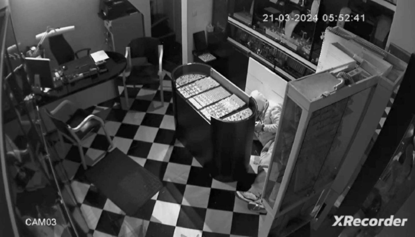 Συνελήφθησαν δύο Σέρβοι της συμμορίας «Ροζ Πάνθηρες», πώς άδειαζαν κοσμηματοπωλεία στην Αθήνα με ριφιφί – Βίντεο ντοκουμέντο