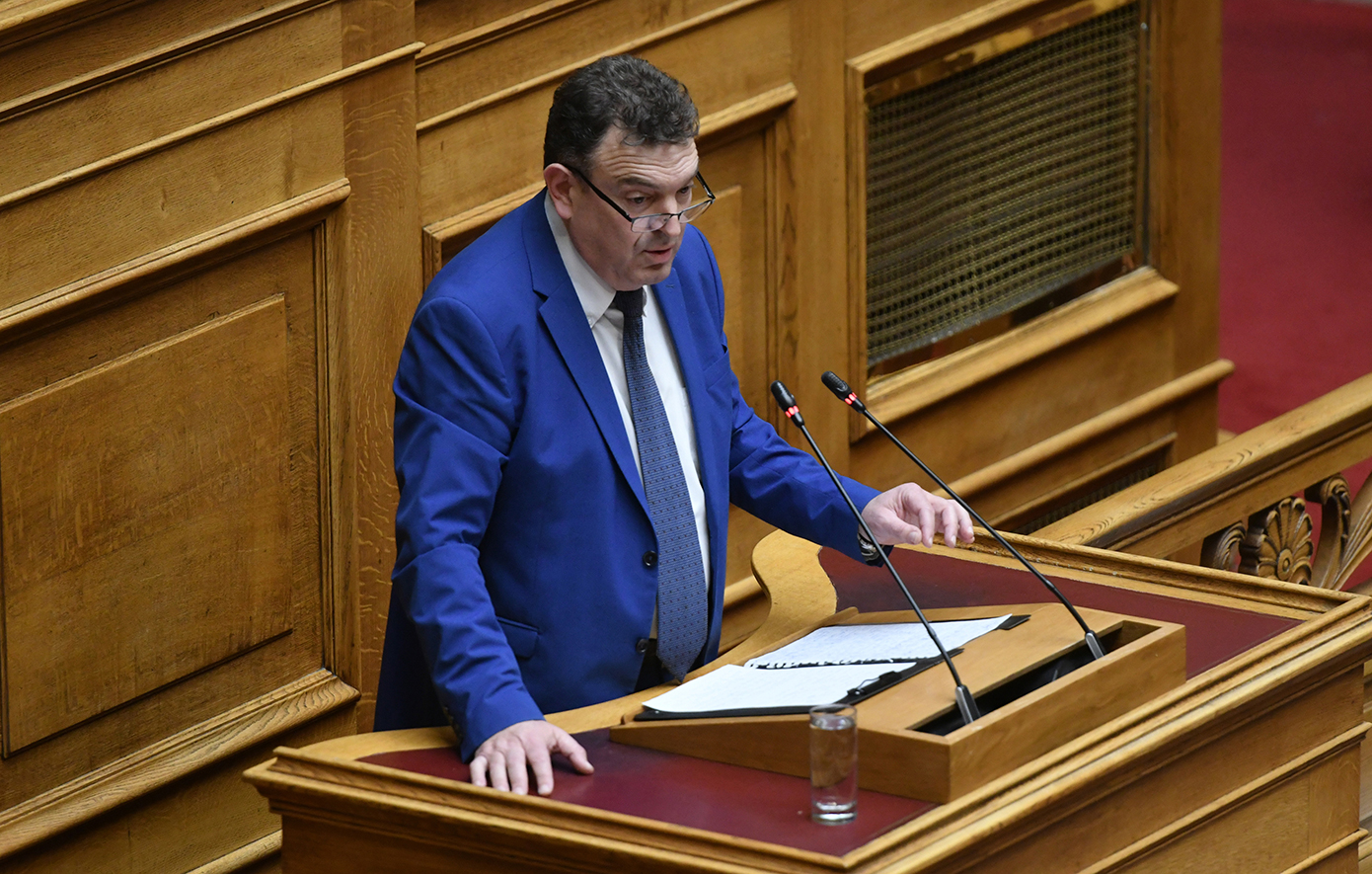 «Οι πιστοί χριστιανοί άρχισαν να μοιράζουν σφαλιάρες στις εκκλησίες» – Σάλος στη Βουλή από τη δήλωση βουλευτή της Νίκης