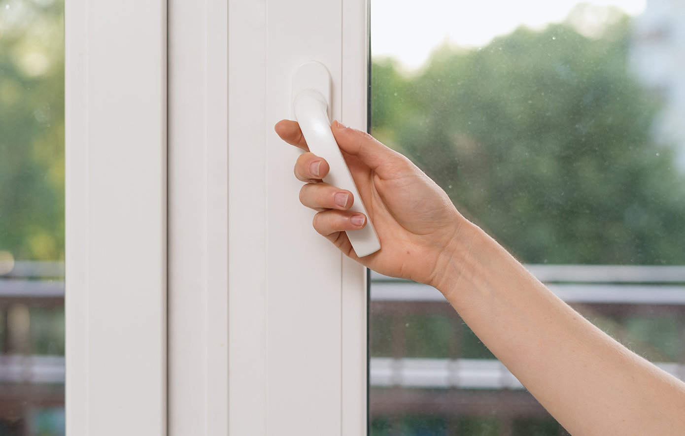 Γυναίκα ανοίγει παράθυρο Γυναίκα ανοίγει παράθυρο