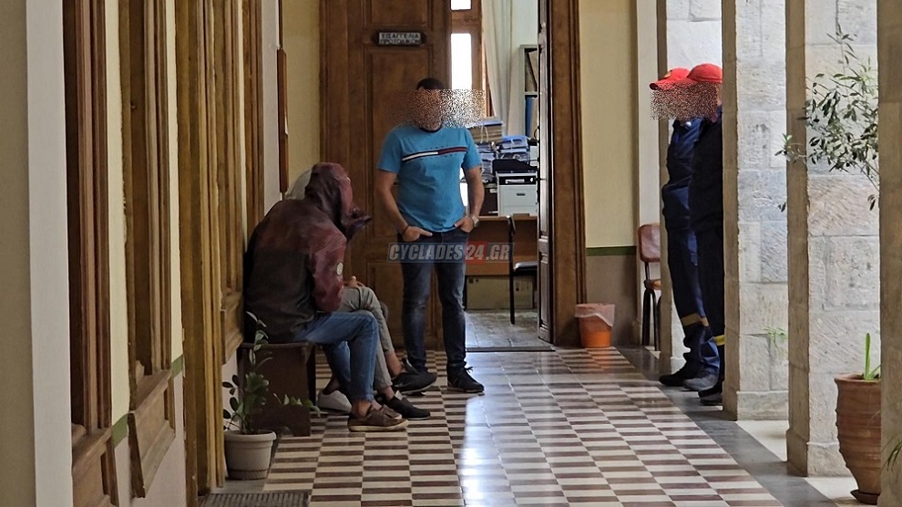 Στον εισαγγελέα οι τρεις συλληφθέντες για τη φωτιά στην Πάρο – Αφέθηκαν ελεύθεροι μέχρι τη δίκη