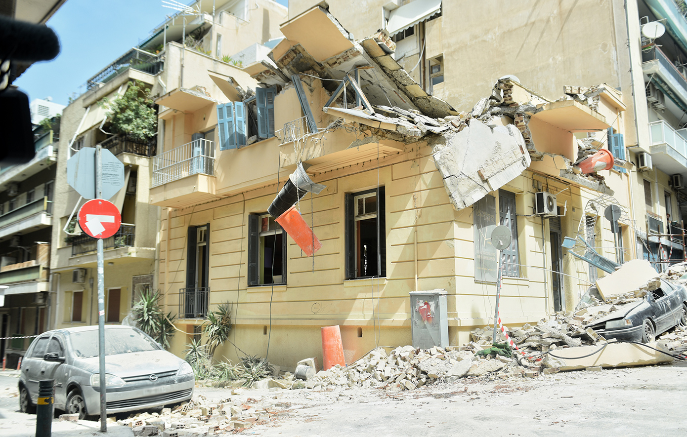 «Πήδηξε στο φορτηγό για να σωθεί και καταπλακώθηκε από τα μπάζα» &#8211; Μαρτυρία για την τραγωδία με νεκρό αστυνομικό στον Πειραιά