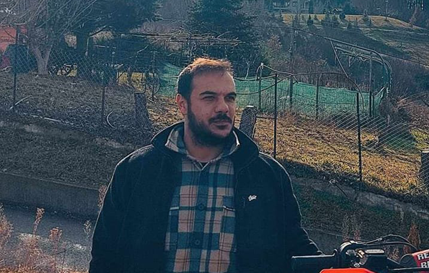 Συγγενείς και φίλοι αποχαιρετούν τον αστυνομικό που καταπλακώθηκε από κτίριο στον Πειραιά – «Ήταν από τα καλύτερα παιδιά»