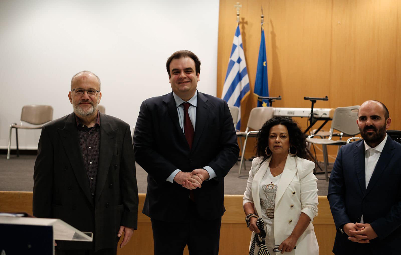 Βραβεύτηκαν από τον Κυριάκο Πιερρακάκη εκπαιδευτικοί που έσωσαν τη ζωή των μαθητών τους – «Δίνουν παράδειγμα σε όλους»