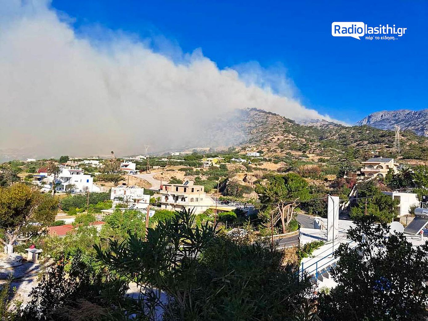 Πληροφορίες για έναν εγκαυματία στη φωτιά στο Λασίθι – Οι φλόγες έχουν περάσει μέσα από αυλές σπιτιών