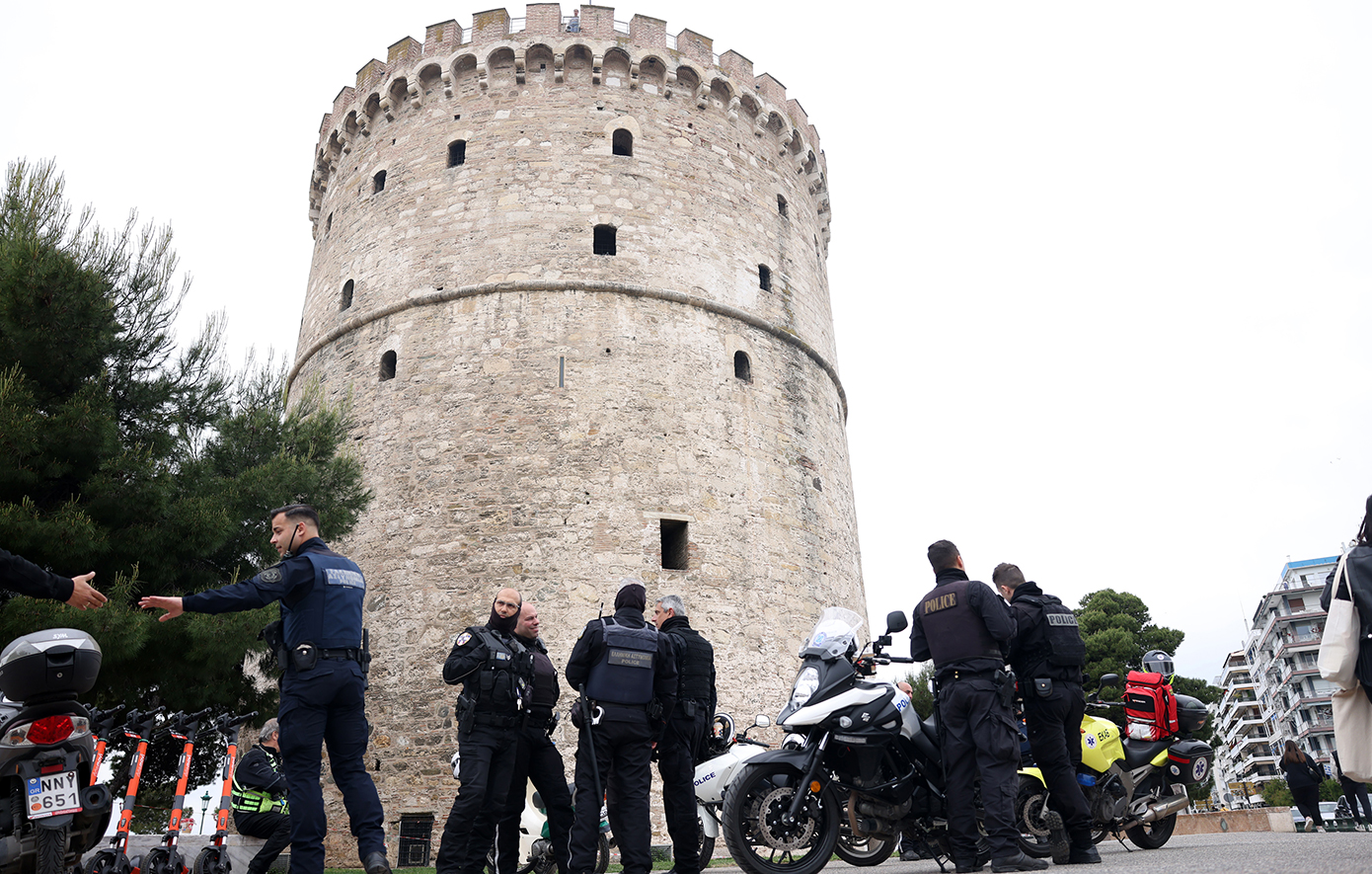 Αυτοκτονία δείχνουν τα στοιχεία για τον 34χρονο που έπεσε από τον Λευκό Πύργο – Τι κατέγραψε βίντεο από κάμερα ασφαλείας