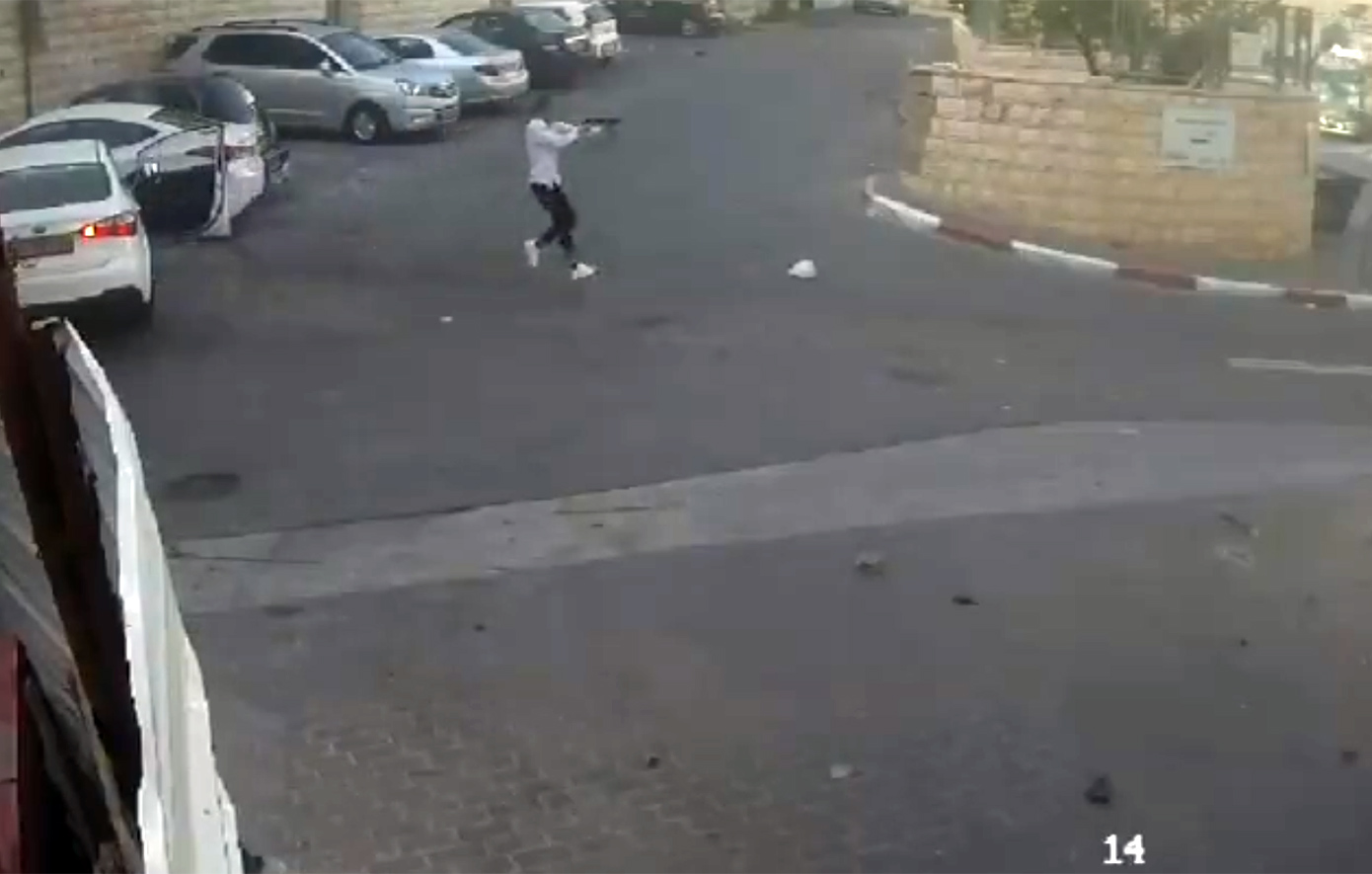 Αυτοκίνητο χτύπησε κόσμο στην Ιερουσαλήμ &#8211; Οι δράστες βγήκαν από αυτό με τα όπλα στα χέρια
