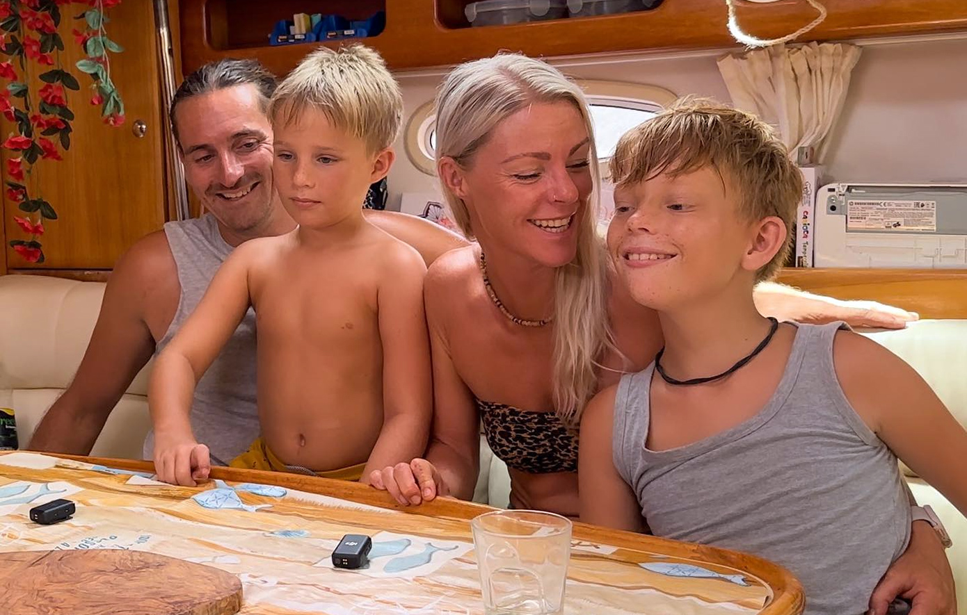 Ζευγάρι άφησε τη Βρετανία και ζει με τα παιδιά του σε σκάφος στην Ελλάδα &#8211; «Είναι ένα όνειρο που έγινε πραγματικότητα»
