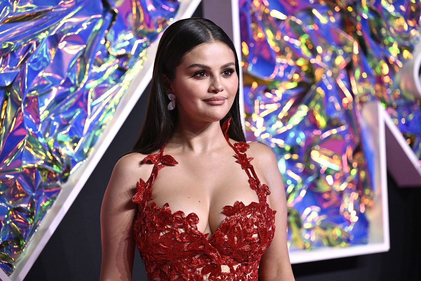 Barbiecore: To πιο sexy ροζ μανικιούρ ήρθε από τη Selena Gomez για να «σβήσει» κάθε άλλη απόχρωσή του