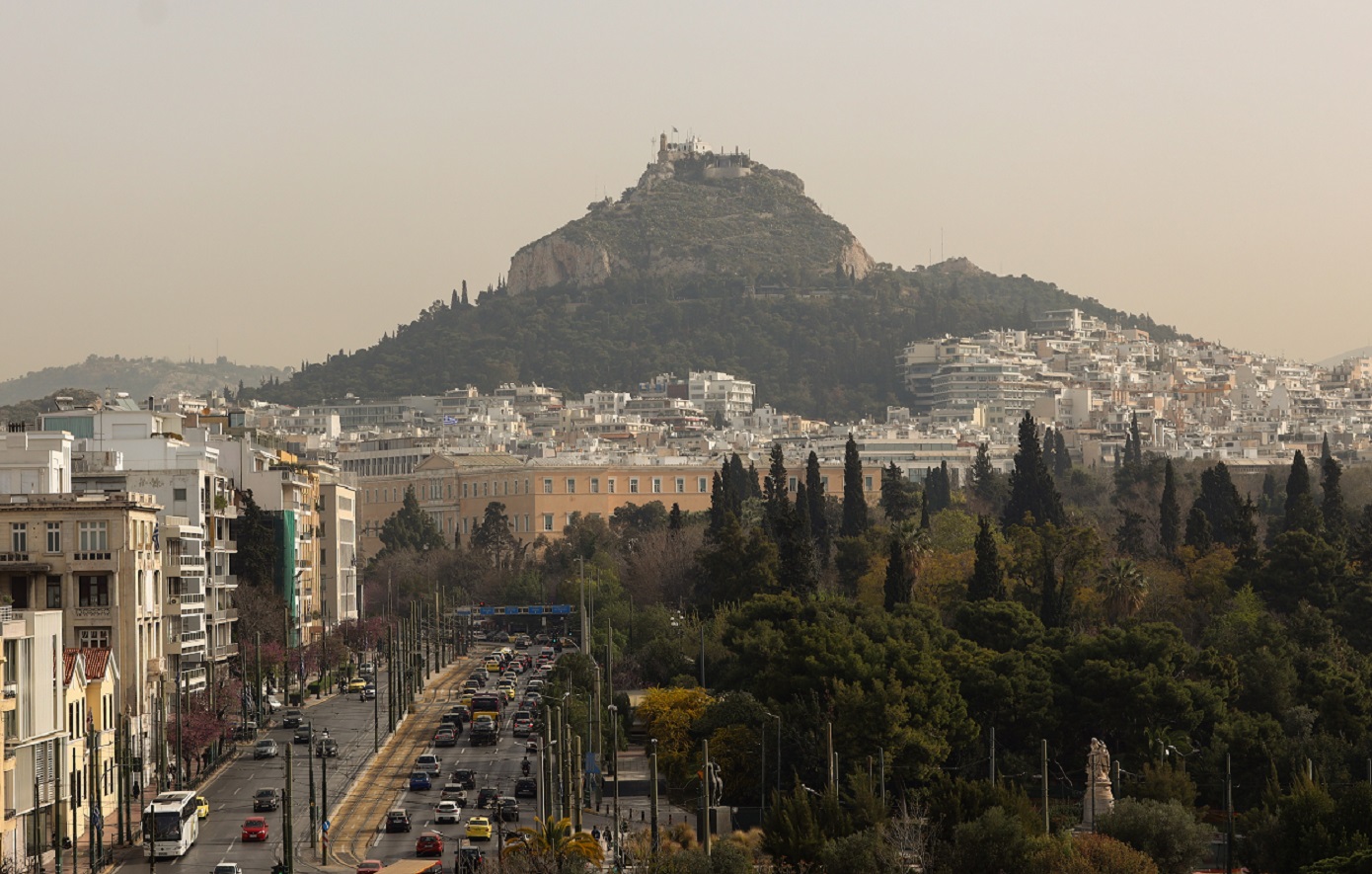 Ο καιρός τις επόμενες ημέρες: Σκόνη, λασποβροχές και 30άρια – Η πρόγνωση του Σάκη Αρναούτογλου και οι χάρτες