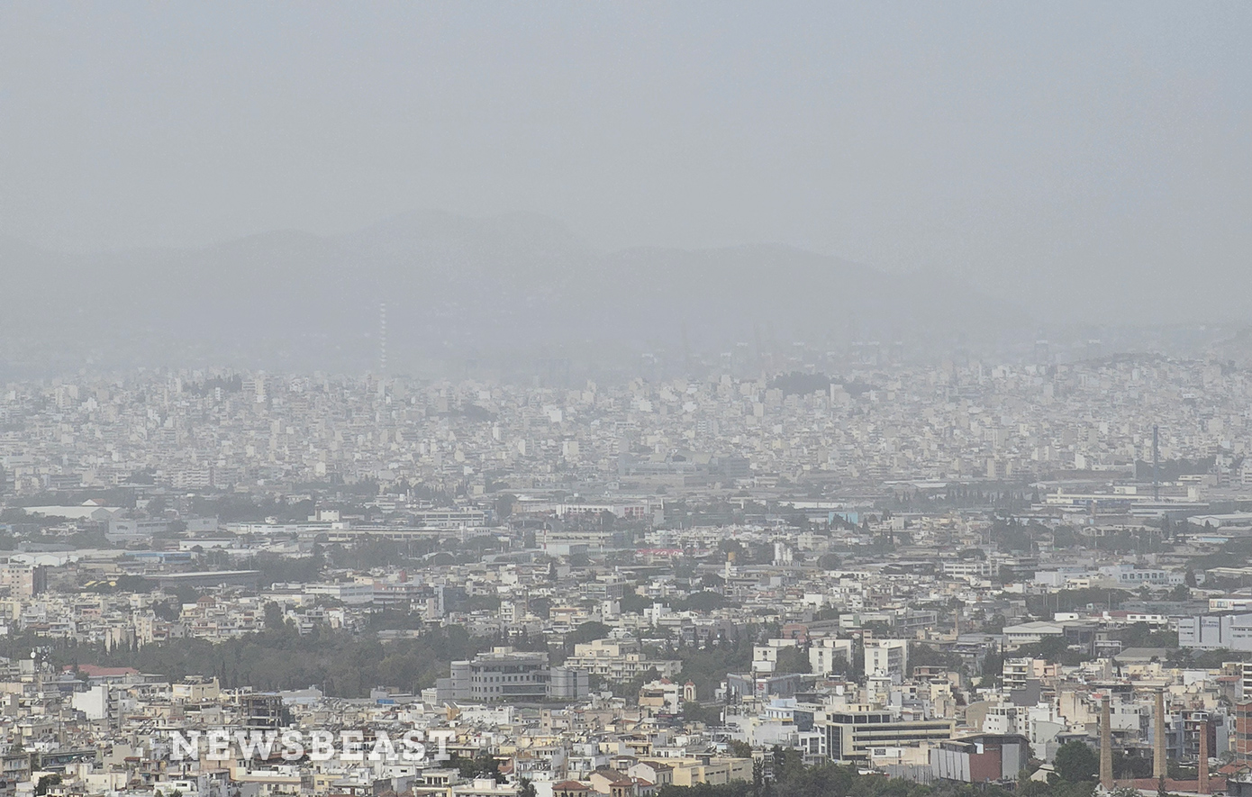 «Πνιγμένη» στην αφρικανική σκόνη η Αττική – Οδηγίες του υπουργείου Υγείας σε άτομα αυξημένου κινδύνου