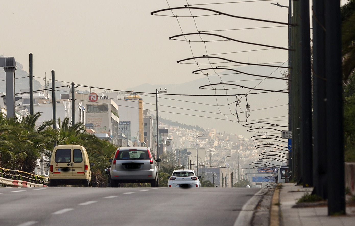 Η αφρικανική σκόνη «πνίγει» τη χώρα ενώ τα θερμόμετρα θα δείξουν ακόμη και 25άρια