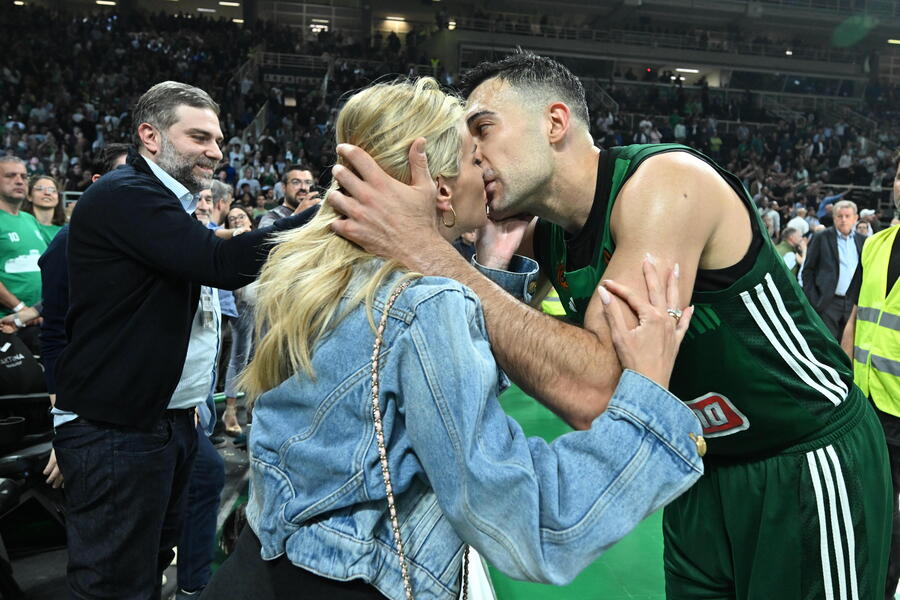 To φιλί του Κώστα Σλούκα στη σύζυγό του μετά το ρεκόρ των 29 πόντων και τη νίκη επί της Μακάμπι 