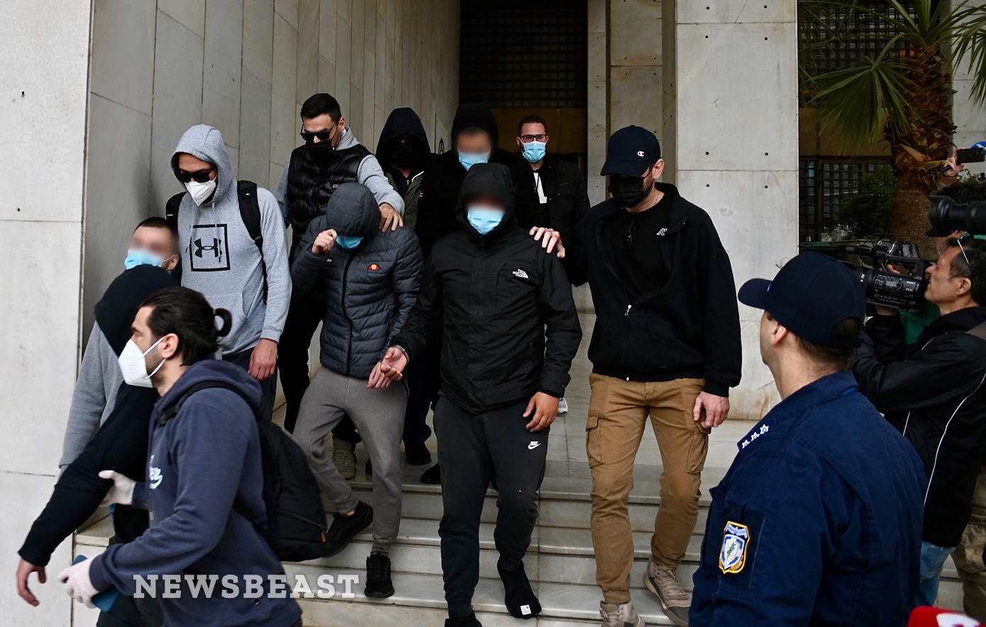 Στον εισαγγελέα οι πάνω από 60 συλληφθέντες για τη δολοφονία του Γιώργου Λυγγερίδη – Οι πρώτες εικόνες από τη μεταφορά τους