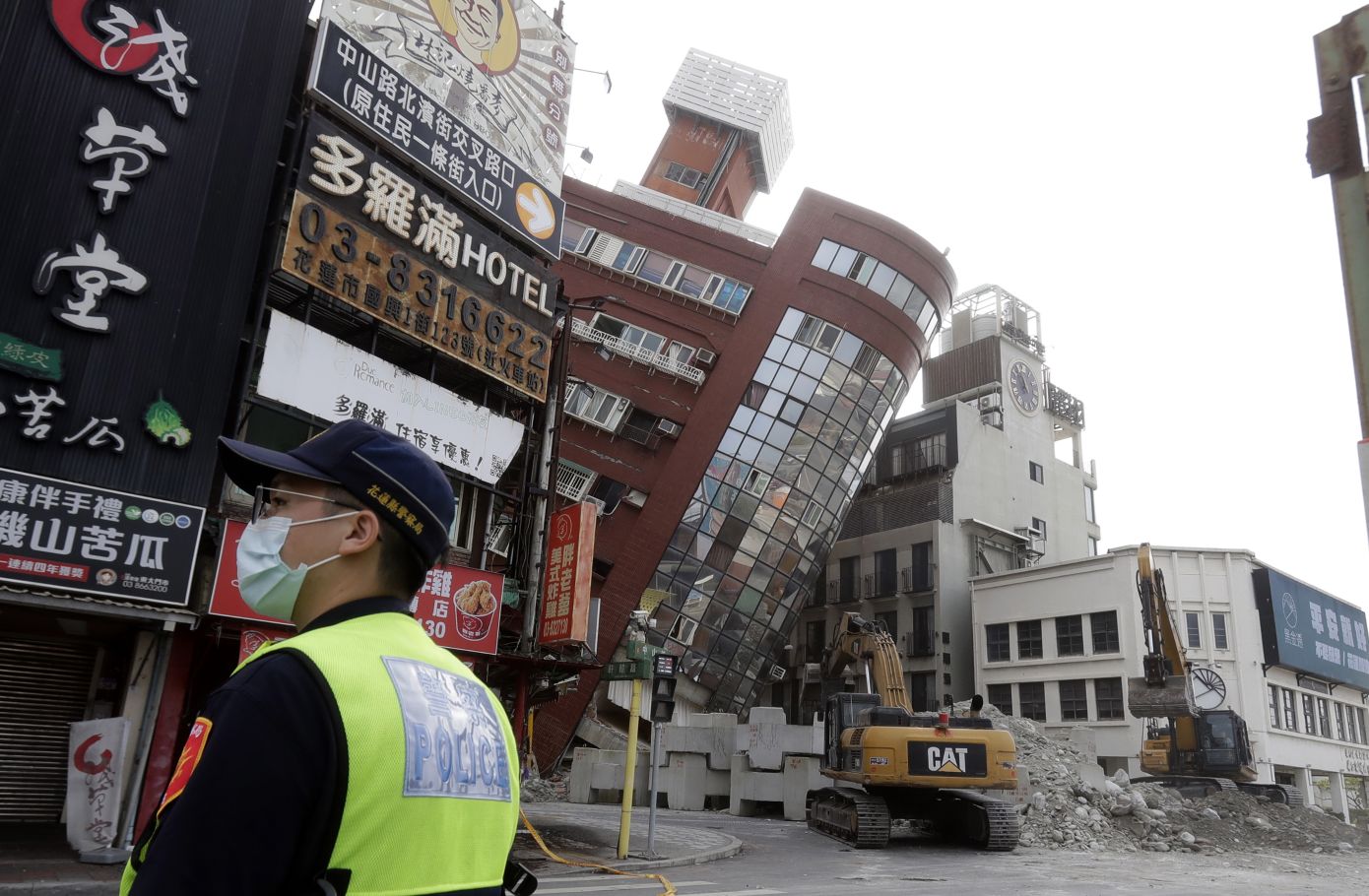 Συγκλονίζουν οι εικόνες από την Ταϊβάν μετά τον ισχυρό σεισμό &#8211; Αγωνία για τους εγκλωβισμένους, πάνω από 1.000 τραυματίες