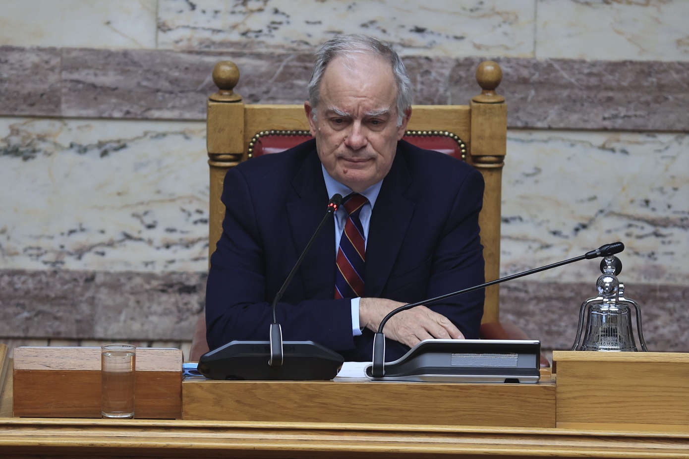 Γιατί έδωσε εντολή ο Τασούλας στη φρουρά να μην απομακρυνθεί ο βουλευτής που χειροδίκησε – Τι προβλέπει ο Ποινικός Κώδικας