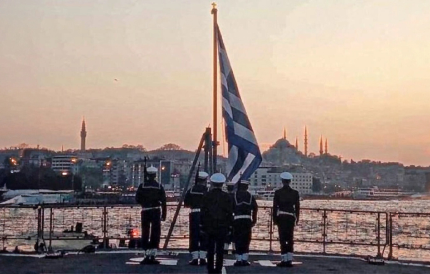 Η φωτογραφία της φρεγάτας «Θεμιστοκλής» να υψώνει την ελληνική σημαία στον Βόσπορο κάνει τον γύρο του διαδικτύου