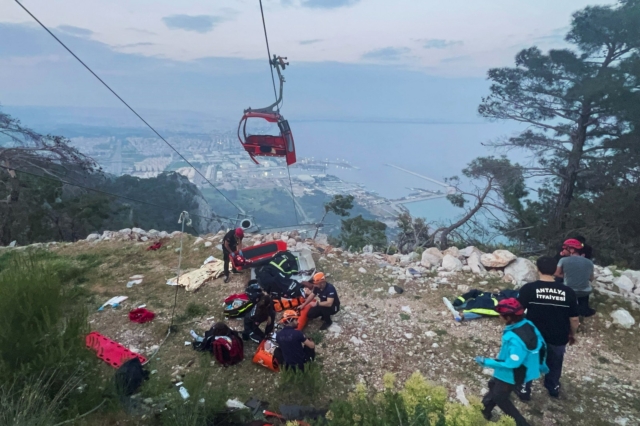 Ένας νεκρός και 43 εγκλωβισμένοι από πτώση τελεφερίκ στην Τουρκία