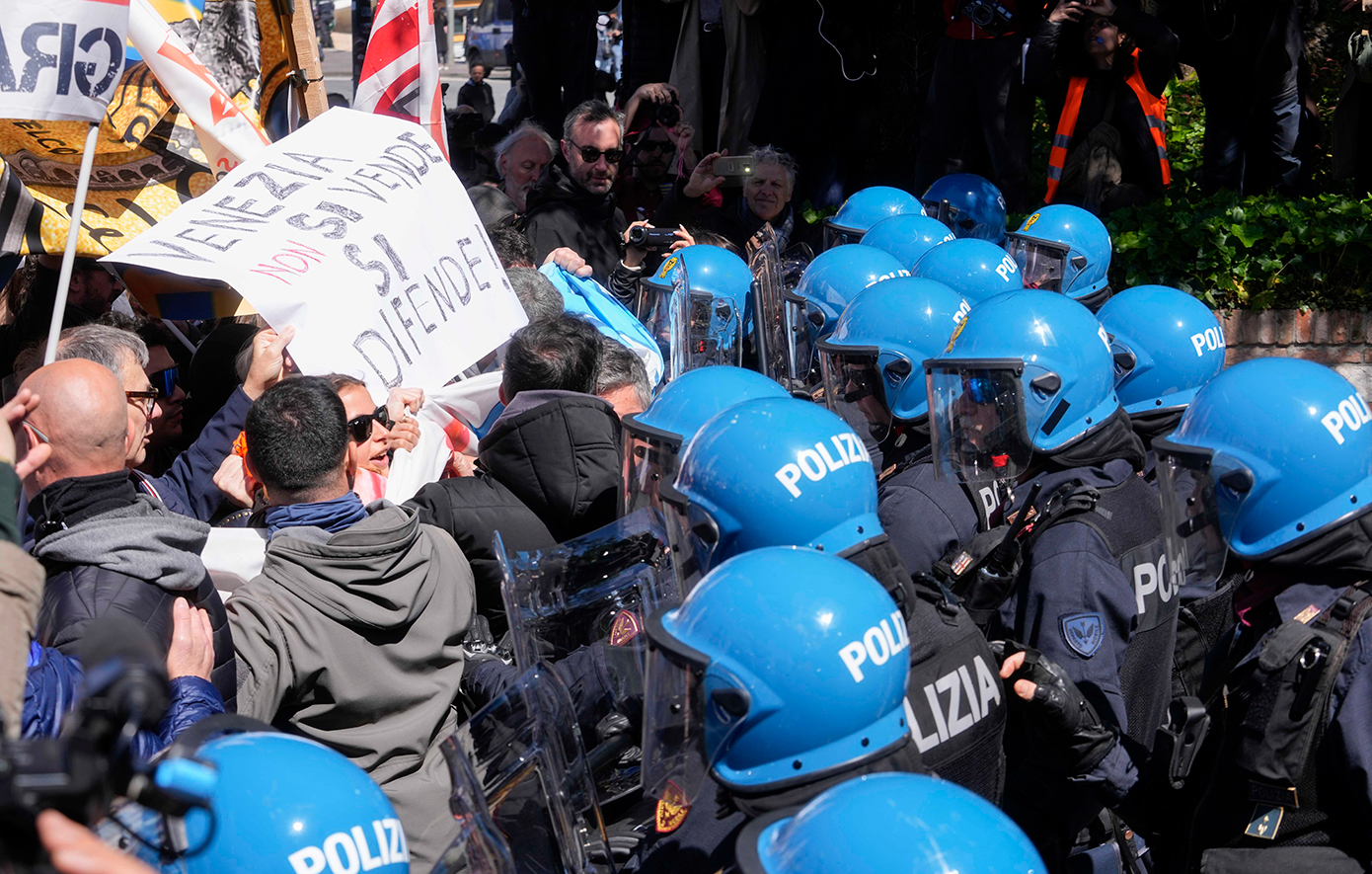 «Η συνταγή της αποτυχίας»: Συγκρούσεις κατοίκων με την αστυνομία την πρώτη μέρα εφαρμογής του εισιτηρίου των 5 ευρώ στη Βενετία