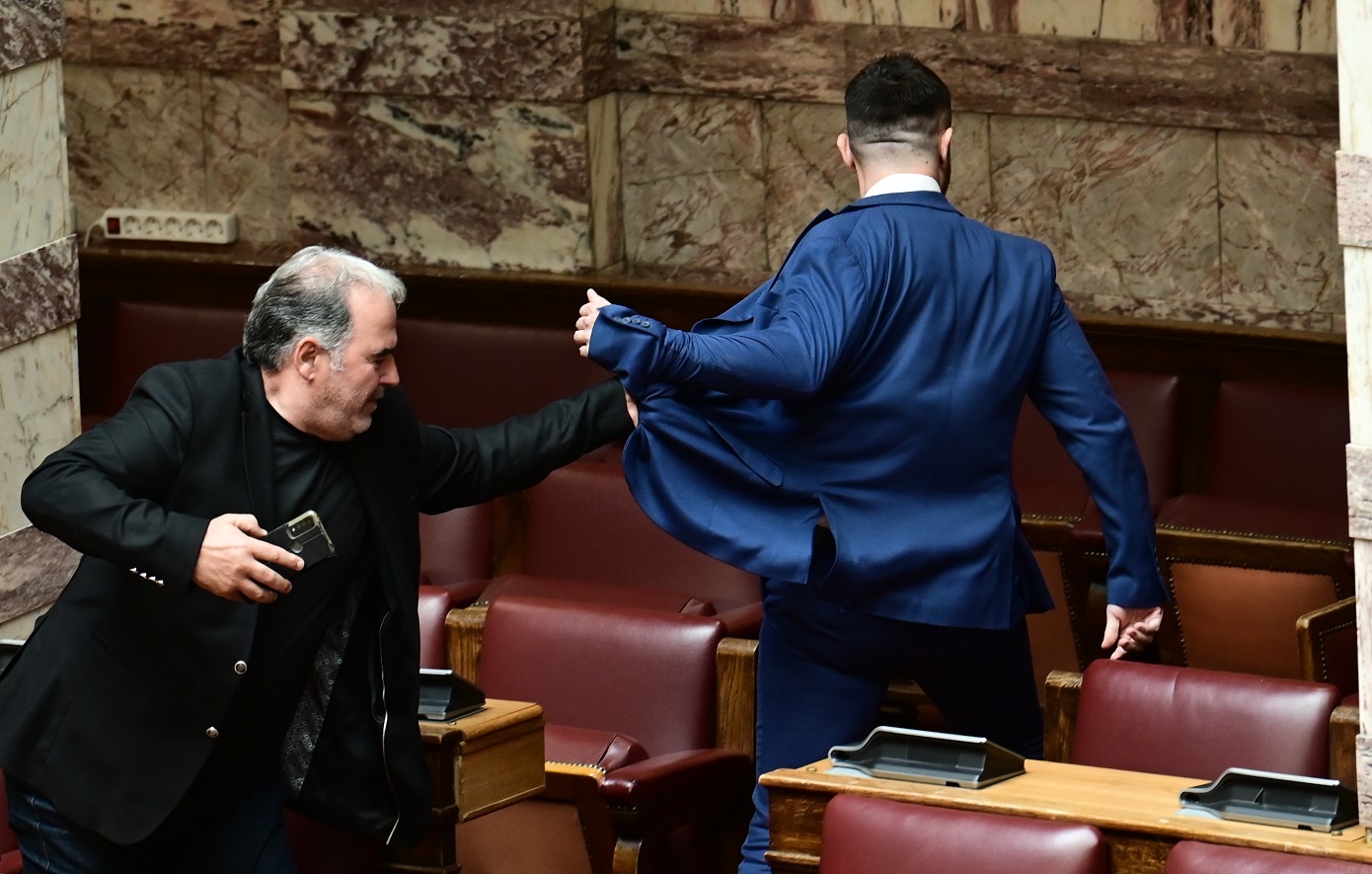 Στον ανακριτή σήμερα ο Κωνσταντίνος Φλώρος για το ξύλο στη Βουλή – Κατηγορείται για κακούργημα