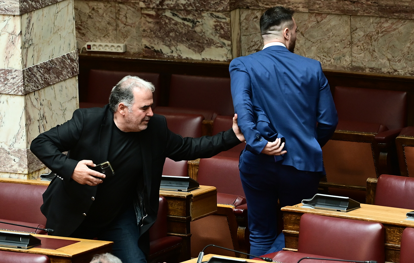 Ξύλο στη Βουλή: Ο πρώην βουλευτής των Σπαρτιατών Κωνσταντίνος Φλώρος έδειρε βουλευτή της Ελληνικής Λύσης Ξύλο στη Βουλή: Ο πρώην βουλευτής των Σπαρτιατών Κωνσταντίνος Φλώρος έδειρε βουλευτή της Ελληνικής Λύσης