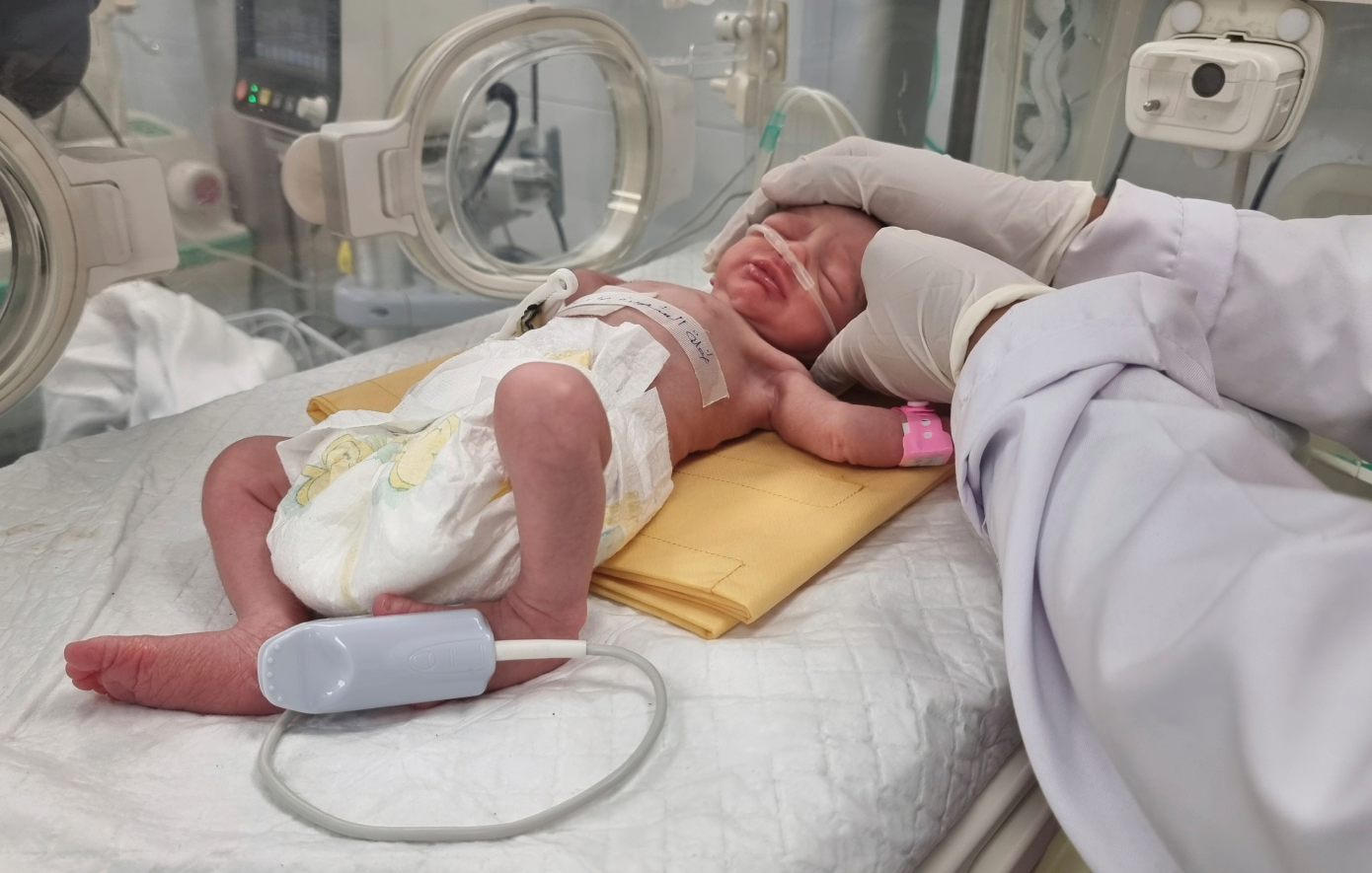 Κοριτσάκι γεννήθηκε με καισαρική μετά τον θάνατο της μητέρας του σε πλήγμα στη Ράφα – Βίντεο από τη στιγμή που έρχεται στον κόσμο