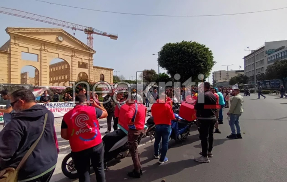 Κατέβηκαν στους δρόμους οι διανομείς στα Χανιά – Διαμαρτυρία για τον θάνατο συναδέλφου τους