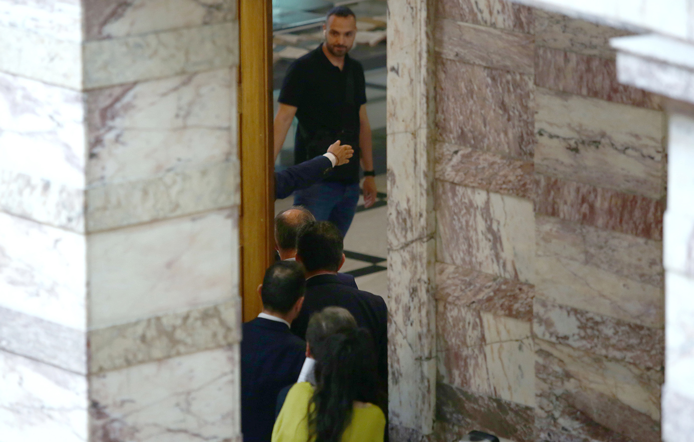 Ξύλο στη Βουλή: Ο πρώην βουλευτής των Σπαρτιατών Κωνσταντίνος Φλώρος έδειρε βουλευτή της Ελληνικής Λύσης Ξύλο στη Βουλή: Ο πρώην βουλευτής των Σπαρτιατών Κωνσταντίνος Φλώρος έδειρε βουλευτή της Ελληνικής Λύσης