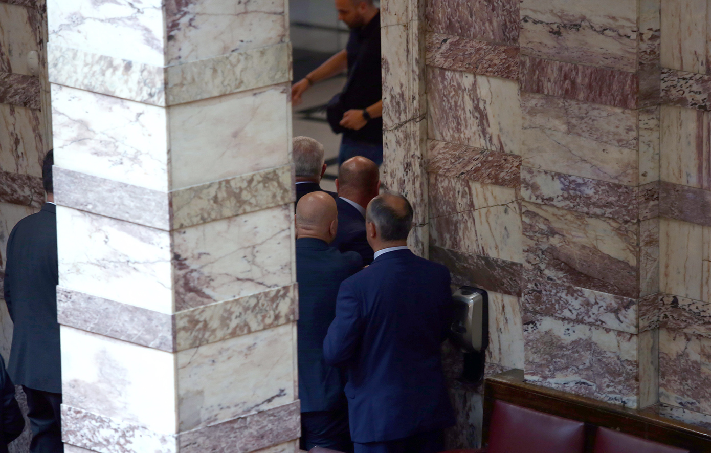 Ξύλο στη Βουλή: Ο πρώην βουλευτής των Σπαρτιατών Κωνσταντίνος Φλώρος έδειρε βουλευτή της Ελληνικής Λύσης Ξύλο στη Βουλή: Ο πρώην βουλευτής των Σπαρτιατών Κωνσταντίνος Φλώρος έδειρε βουλευτή της Ελληνικής Λύσης