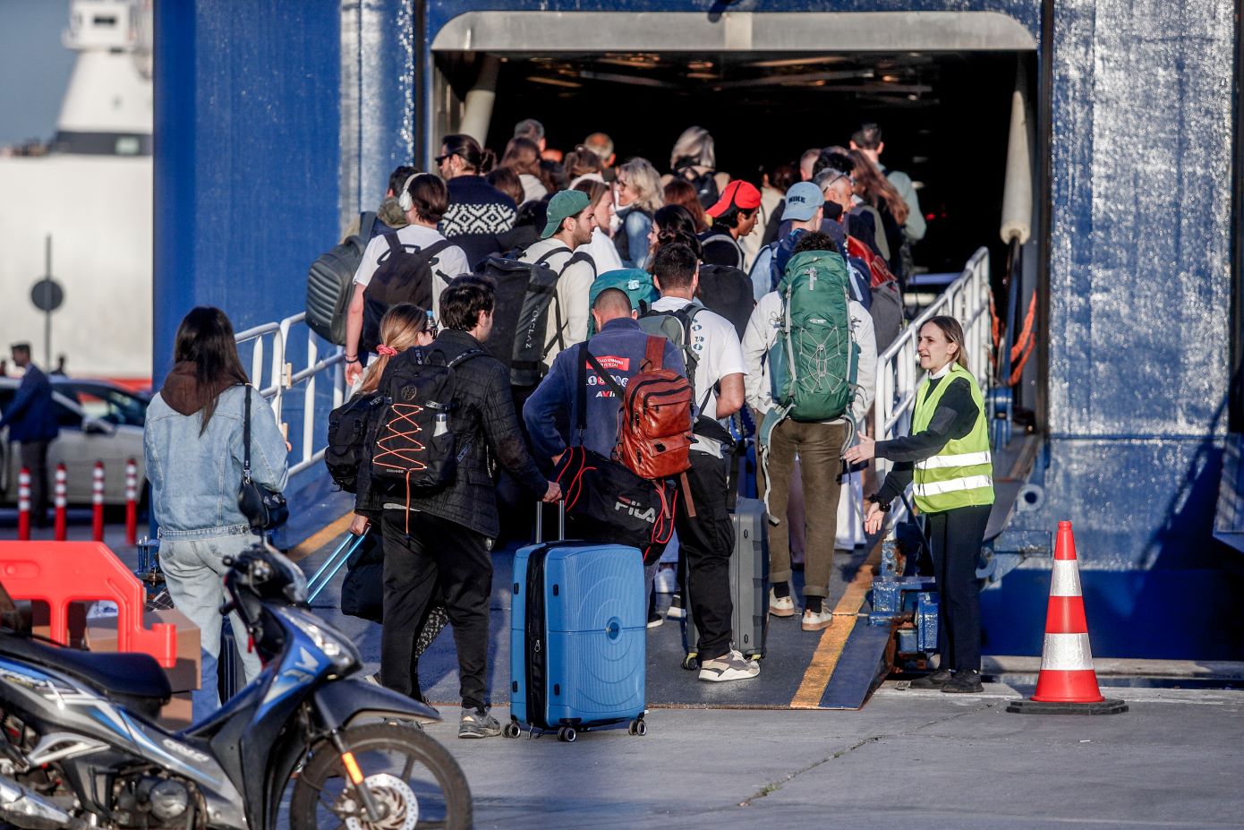 Ασφυκτικά γεμάτα τα πλοία &#8211; Καθυστερήσεις στις εθνικές οδούς &#8211; Μεγάλη έξοδος με σύμμαχο τον καλό καιρό