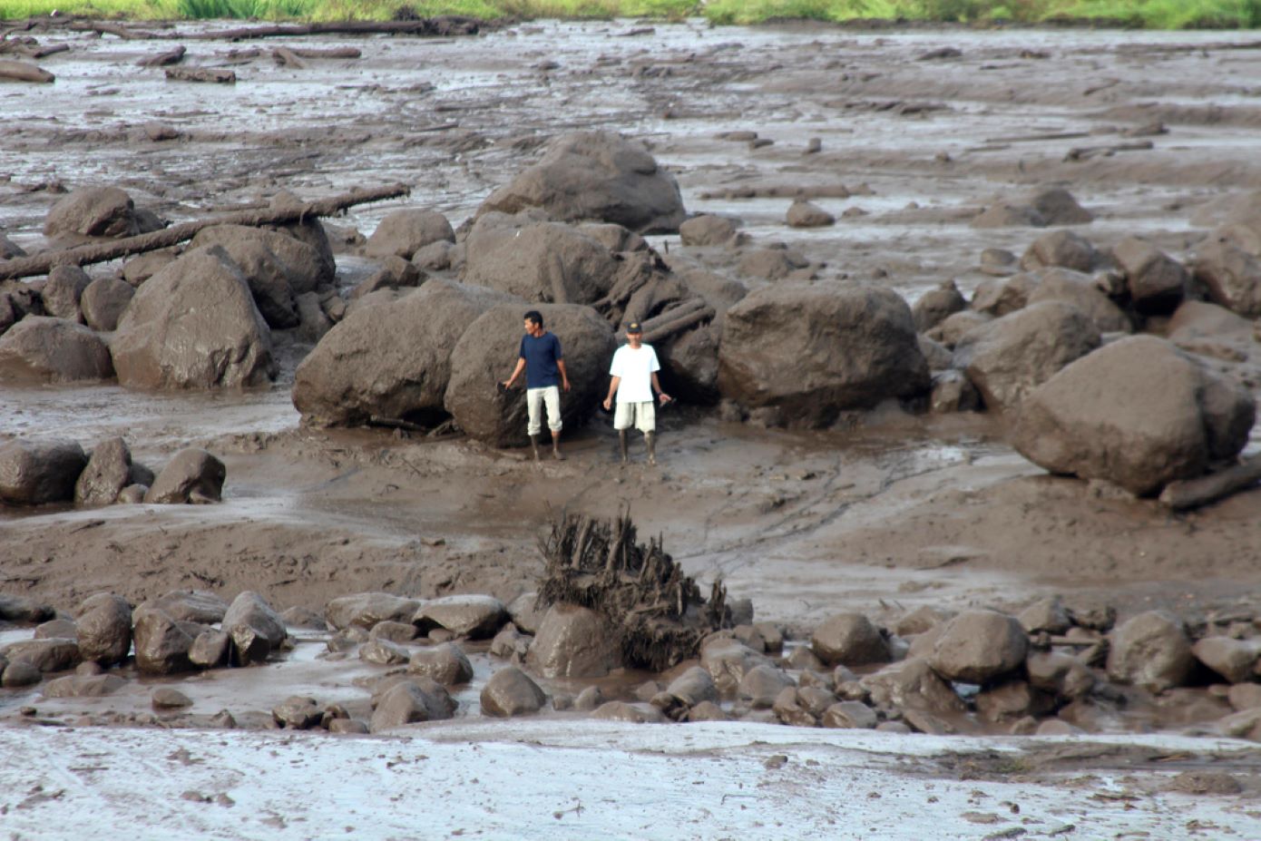 Ανεβαίνει ο τραγικός απολογισμός από τις πλημμύρες και τις κατολισθήσεις στη Σουμάτρα &#8211; Στους 50 οι νεκροί